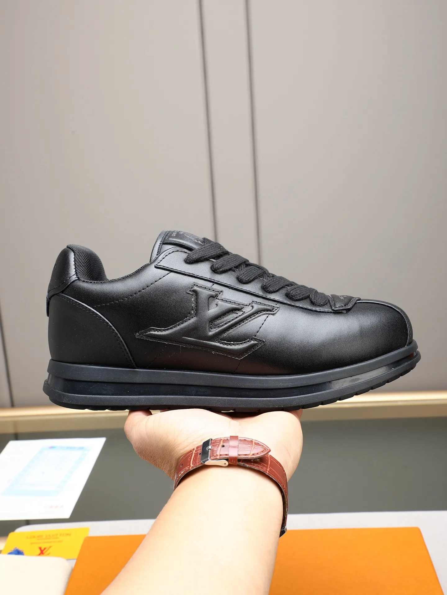 PP560 LV Louis Vuitton L Jialu Brand Runner Tatic Series Thick-soled Casual Sports Shoes Running Shoes Original purchase, development and production This LV Runner Tatic sports shoe combines technical materials such as mesh fabric and ribbons to interpret the inspiration of traditional mountaineering shoes. LV letters are written on one side, the lariat buckle of the quick lacing system is embellished with Monogram flowers and Louis Vuitton logos, and the light and wear-resistant rubber outsole completes the whole. ▪️Fabric: Original imported cowhide + mesh ▪️Inner lining: Original customized breathable mesh ▪️Sole: Original open-molded anti-slip rubber combination material ▪️Size: Men's 38-44 (customized for 45 and 46)